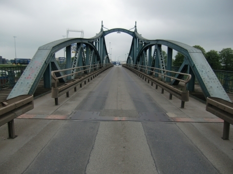 Krefeld-Linn : Hafenstraße, Rheinhafen in Linn, die historische Drehbrücke wurde im Jugendstil erbaut.